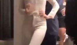 美女露奶头视频,网络热议的美女露肩瞬间