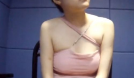 美女露奶头视频,网络热议的美女露肩瞬间